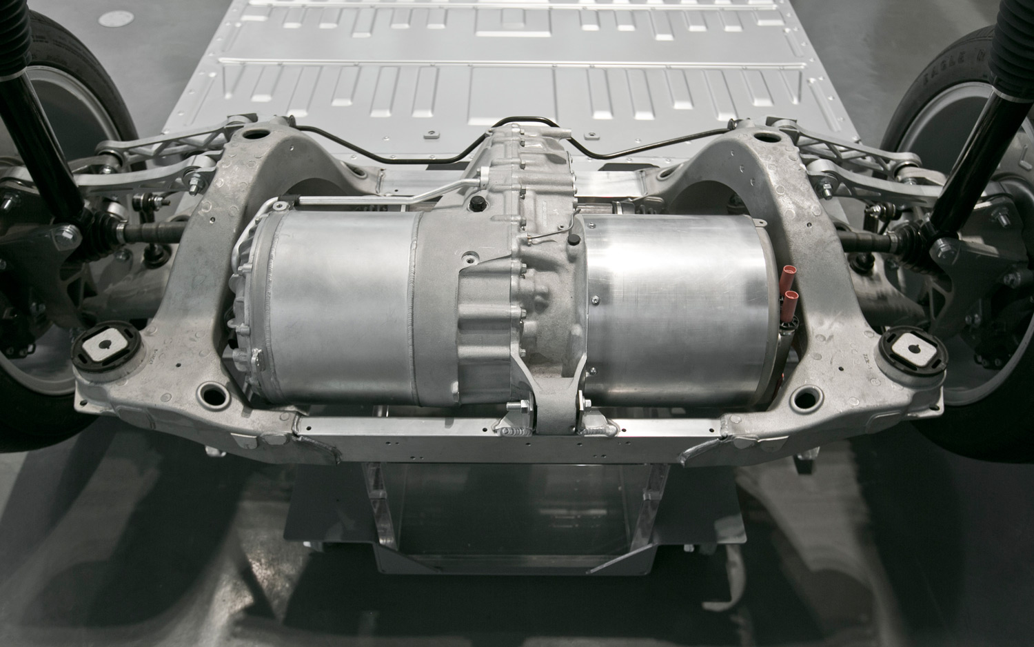 2013-Tesla-Model-S-motor-in-subframe
