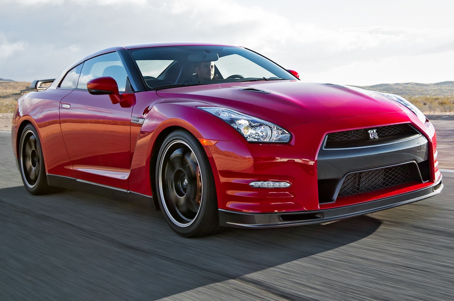 2014-Nissan-GT-R-Track-Edition-front-three-quarter-motion-1-1500×996