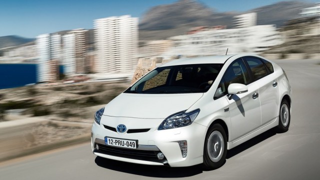 Toyota-Prius_Plug-in_Hybrid_2013_1024x768_wallpaper_01