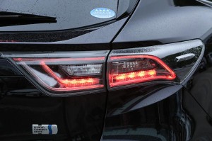 2014-Toyota-Harrier-HSD-badge