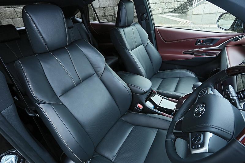 2014-Toyota-Harrier-front-seats