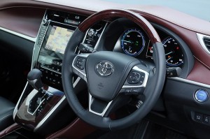 2014-Toyota-Harrier-steering-wheel