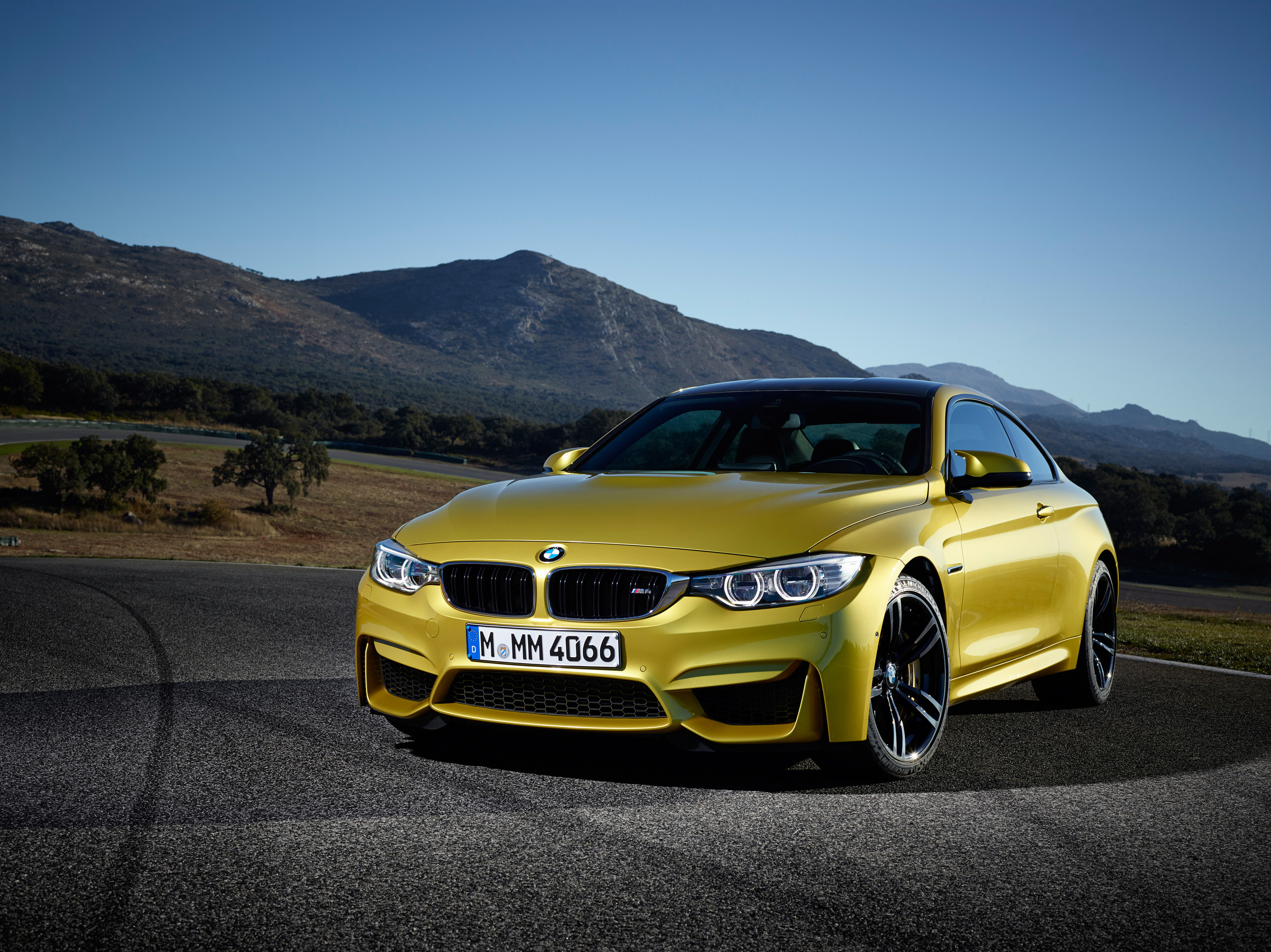 2015-bmw-m4-coupe-000-1