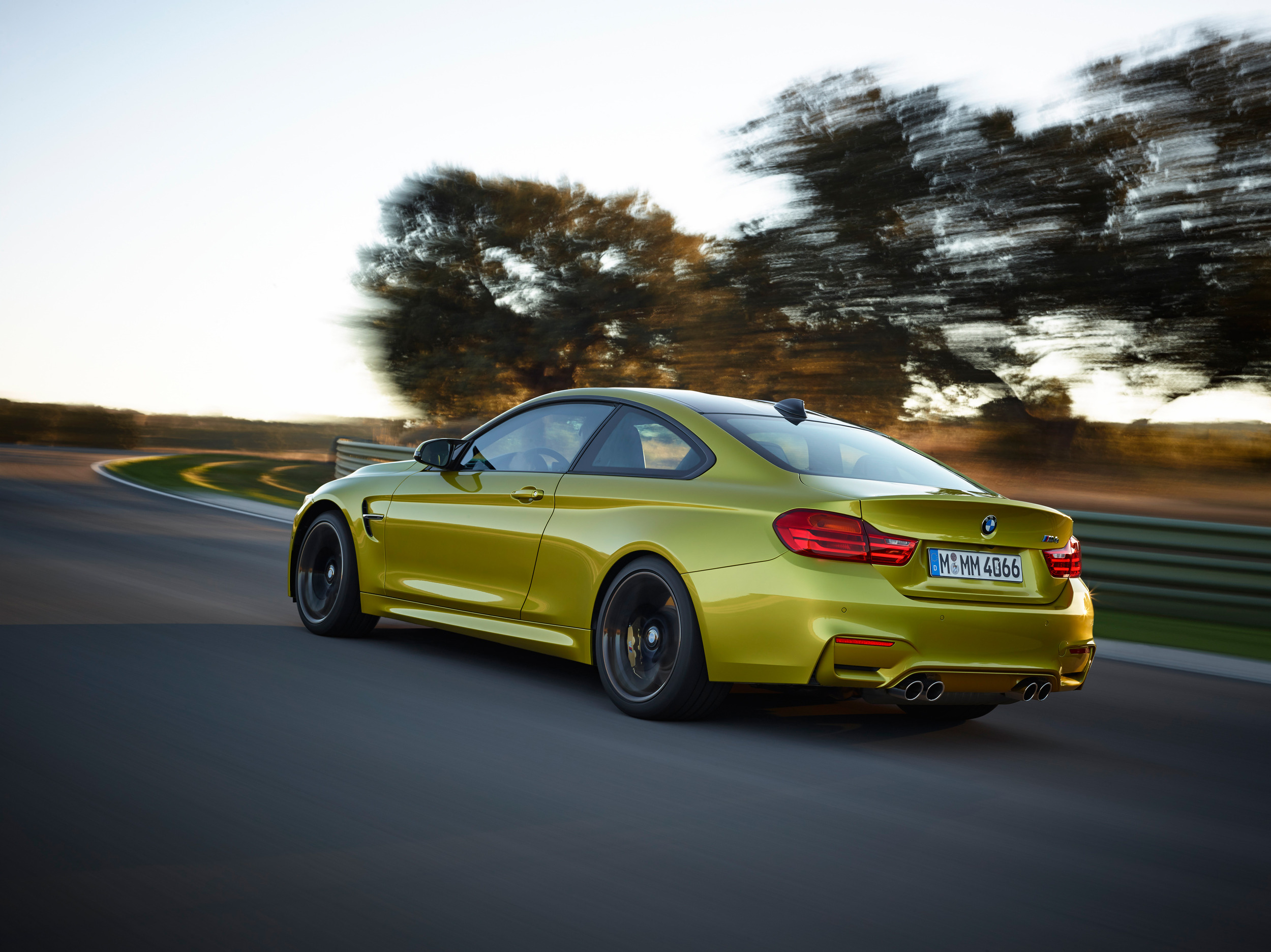 2015-bmw-m4-coupe-015-1
