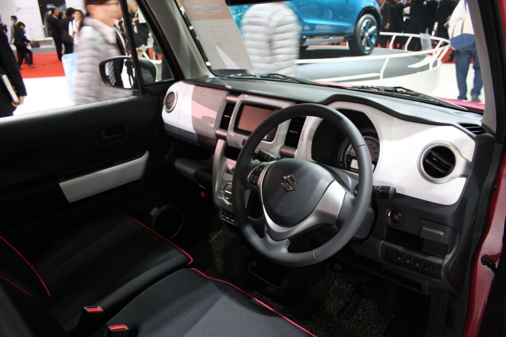 Suzuki-Hustler-interiors