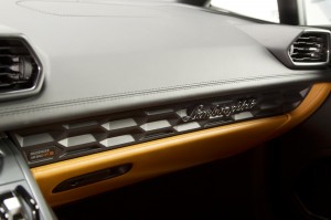 http---image.motortrend.com-f-roadtests-exotic-1312_2015_lamborghini_huracan_first_look-59411381-2015-Lamborghini-Huracan-dashboard