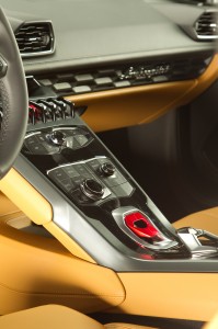 http---image.motortrend.com-f-roadtests-exotic-1312_2015_lamborghini_huracan_first_look-59411591-2015-Lamborghini-Huracan-center-console-03