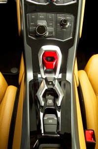 http---image.motortrend.com-f-roadtests-exotic-1312_2015_lamborghini_huracan_first_look-59411606-2015-Lamborghini-Huracan-center-console