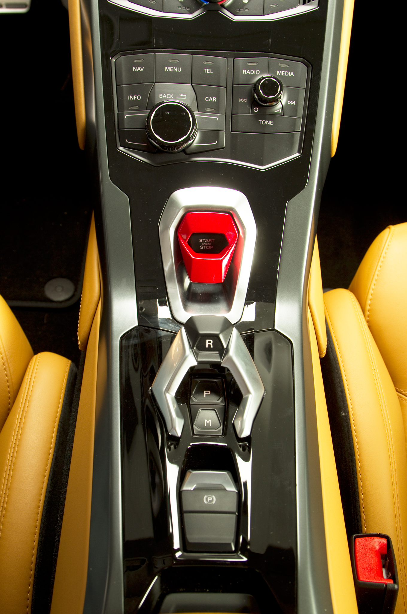 http—image.motortrend.com-f-roadtests-exotic-1312_2015_lamborghini_huracan_first_look-59411606-2015-Lamborghini-Huracan-center-console