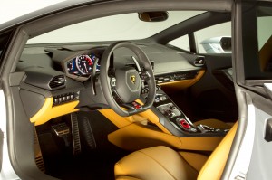 http---image.motortrend.com-f-roadtests-exotic-1312_2015_lamborghini_huracan_first_look-59411996-2015-Lamborghini-Huracan-interior