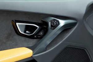 http---image.motortrend.com-f-roadtests-exotic-1312_2015_lamborghini_huracan_first_look-59412023-2015-Lamborghini-Huracan-interior-door-panel