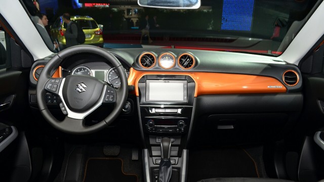 2015-Suzuki-Vitara-dashboard-at-the-2014-Paris-Motor-Show