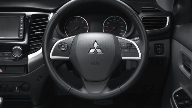 2015-mitsubishi-triton-l200-debuts-in-thailand-video-photo-gallery_14