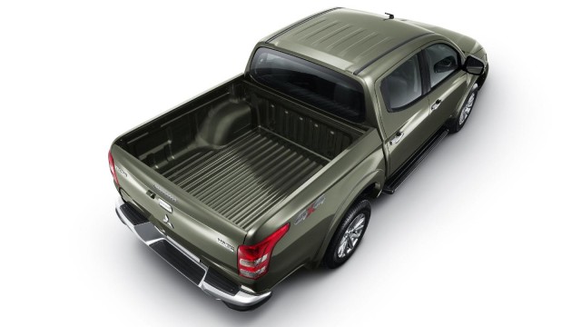 2015-mitsubishi-triton-l200-debuts-in-thailand-video-photo-gallery_5