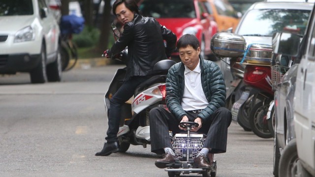 shanghai-man-builds-250-mini-car-comes-with-an-engine-breaks-and-sound-system_4