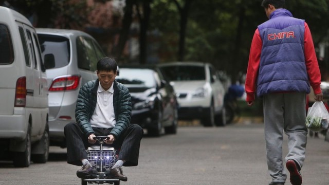 shanghai-man-builds-250-mini-car-comes-with-an-engine-breaks-and-sound-system_7