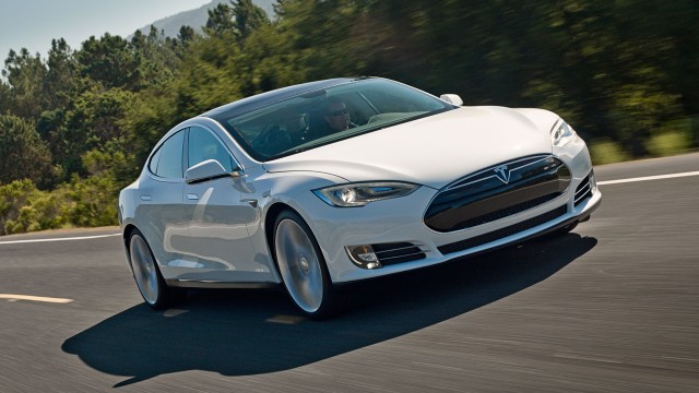 model-s-on-road1280x1024g