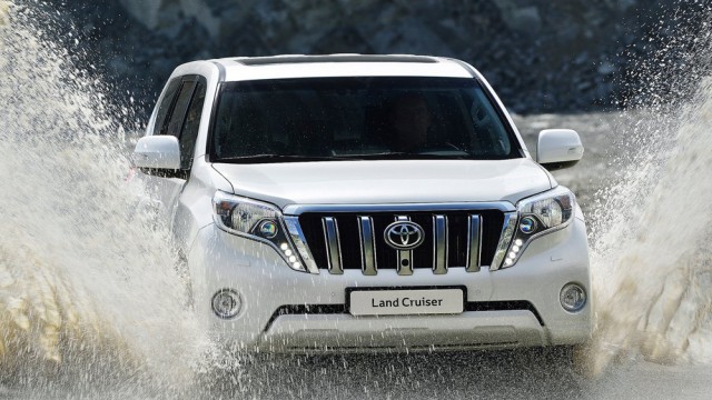 2016 toyota land cruiser hybrid 640x360