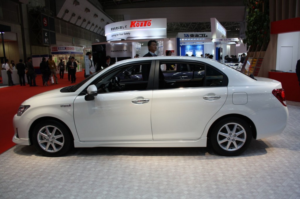 Toyota-Corolla-Axio-Hybrid-side-1024×682