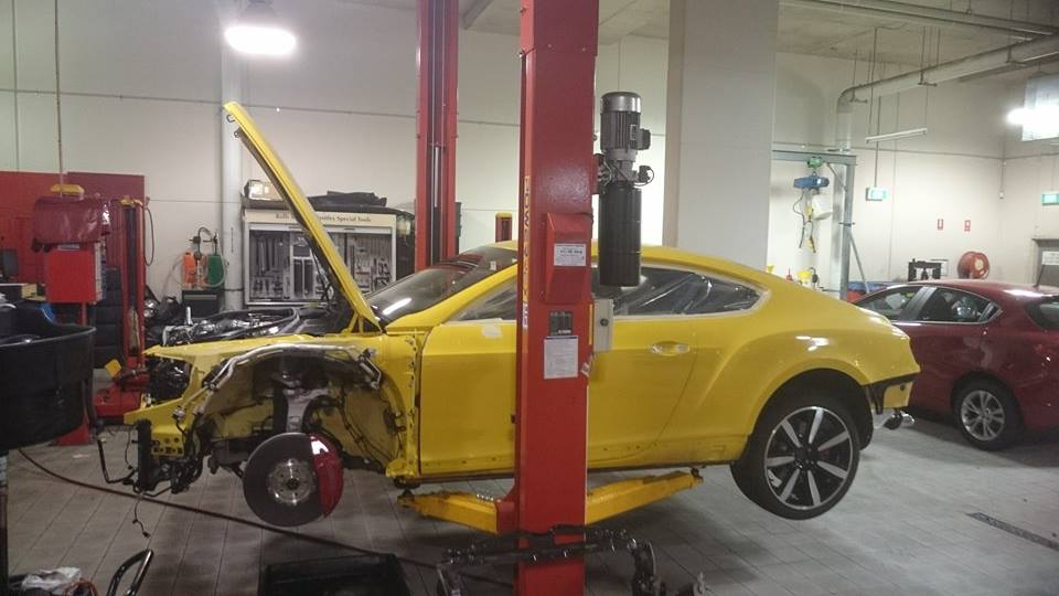 top-gear-seriously-damaged-the-yellow-bentley-gt-v8-s-in-australia_5