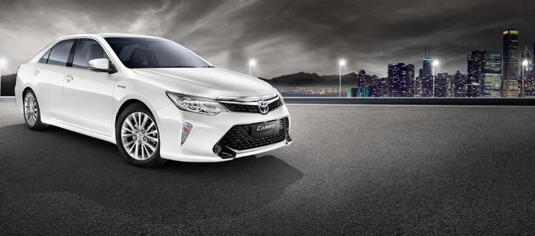 2015-Toyota-Camry-front-quarter-official-image
