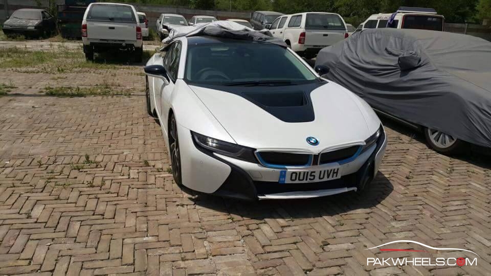 BMW i8 in Pakistan 9