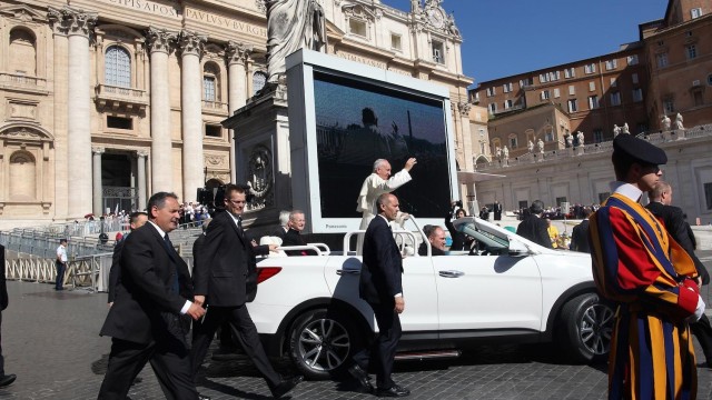 popemobile-side-1000