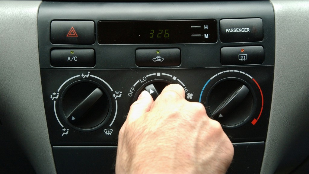 4 tips to help you get rid of bad smell from car's air conditioner