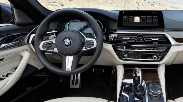 2017-BMW-5-Series interior