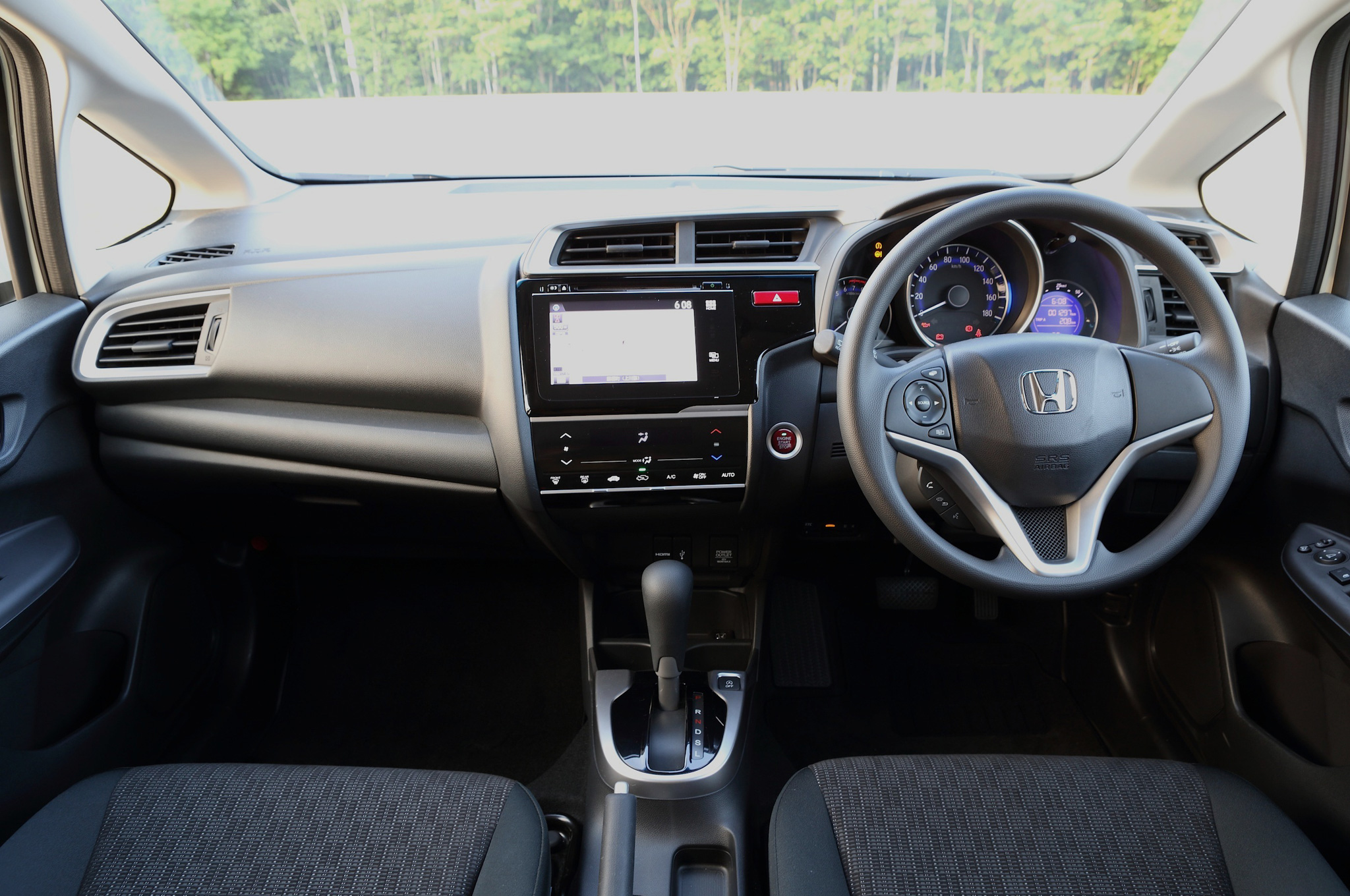 Honda-Fit-Hybrid-interior - PakWheels Blog