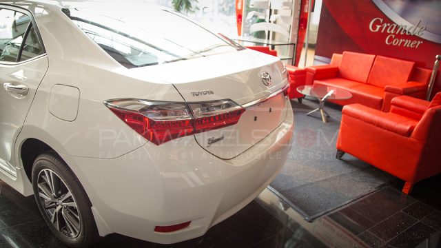 2017 Toyota Corolla Altis Grande CVT-i PakWheels Detailed Review And Photos
