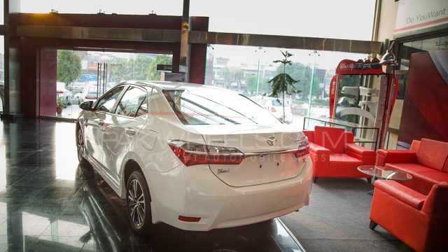 2017 Toyota Corolla Altis Grande CVT-i PakWheels Detailed Review And Photos