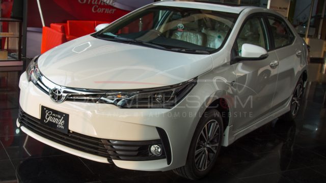 2017 Toyota Corolla Altis Grande CVT-i PakWheels Detailed Review And Photos