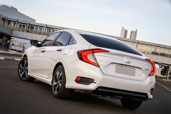 honda-civic-2017-rear