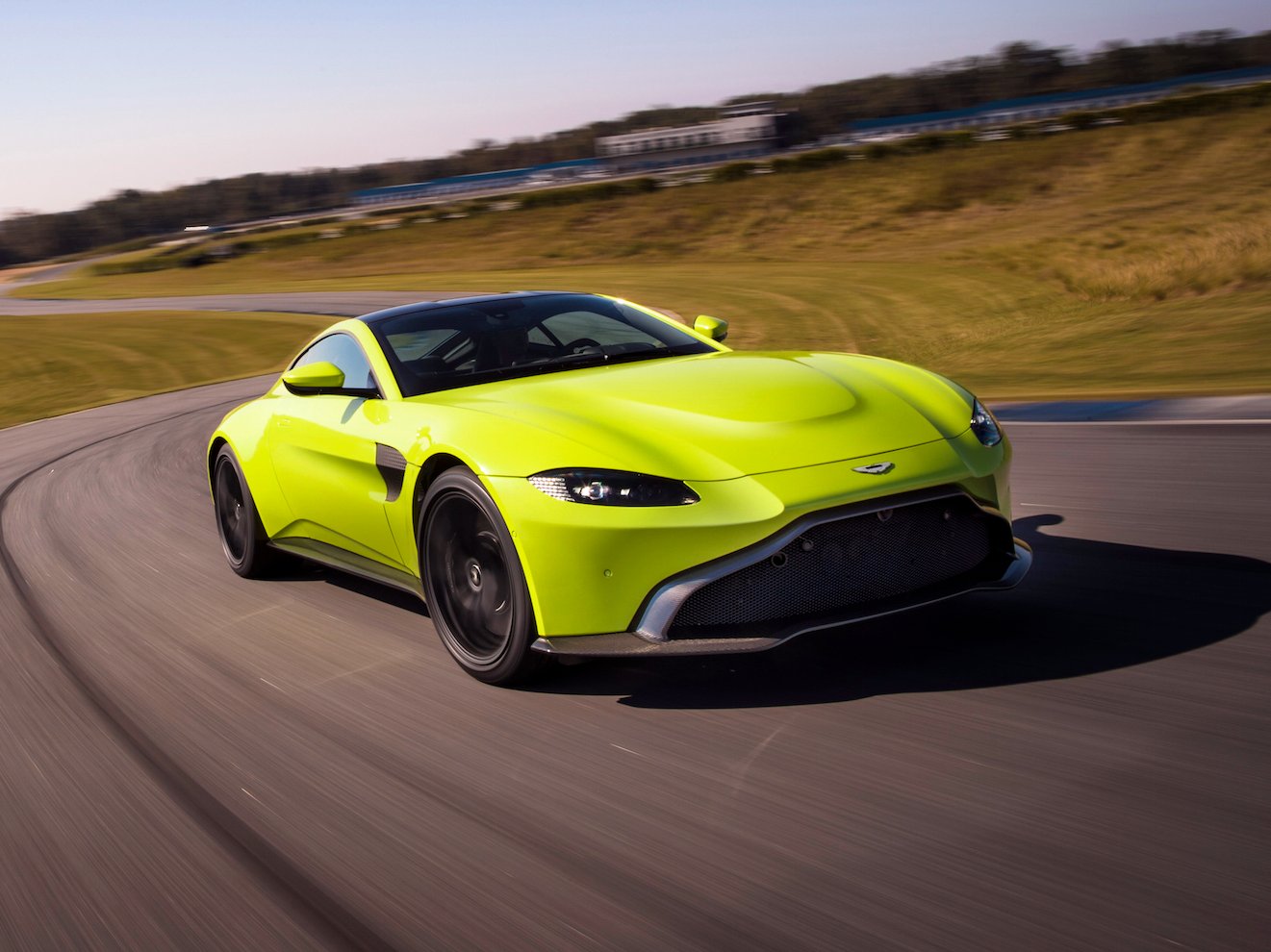 2019-aston-martin-vantage-1