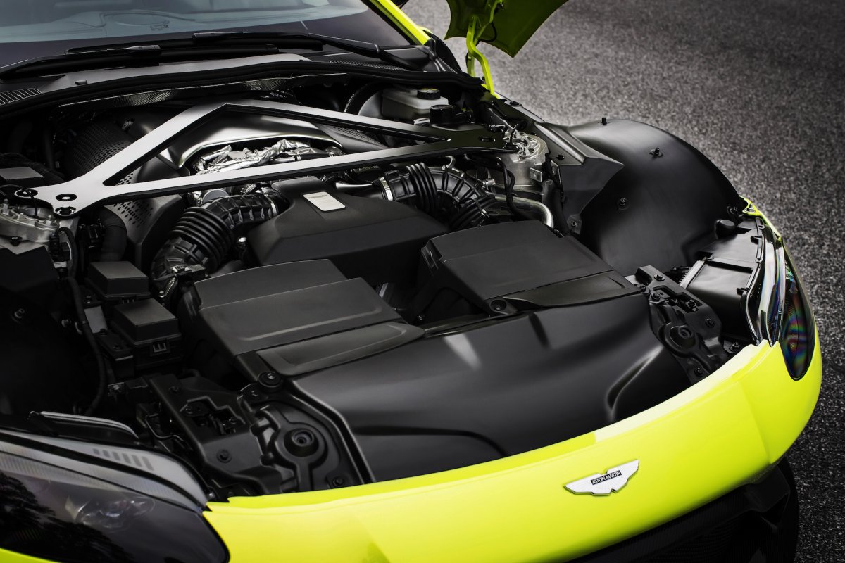 2019-aston-martin-vantage-6