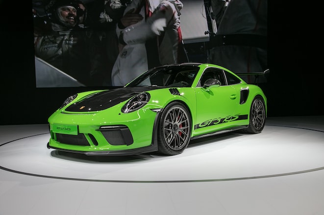 2019-Porsche-911-GT3-RS-front-three-quarter-02
