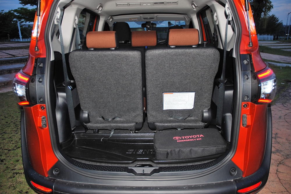 Toyota-Sienta-1.5V-2