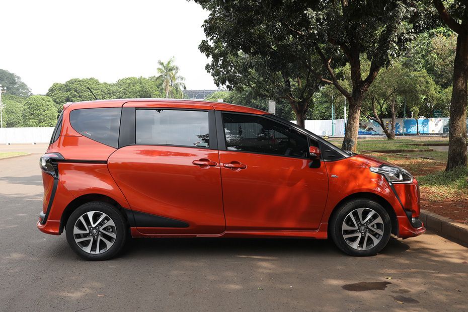 Toyota Sienta vs Honda Freed - Japanese hybrid MPVs go 