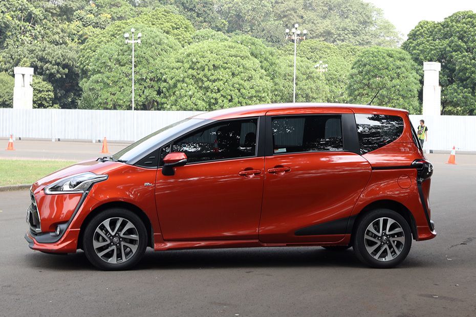 Toyota Sienta vs Honda Freed - Japanese hybrid MPVs go 