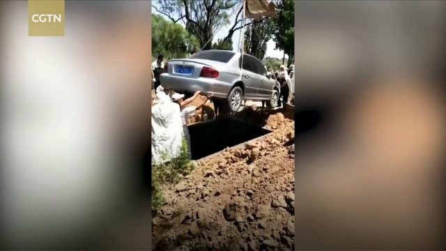 Chinese man buried in his Sonata as his dying wish ...