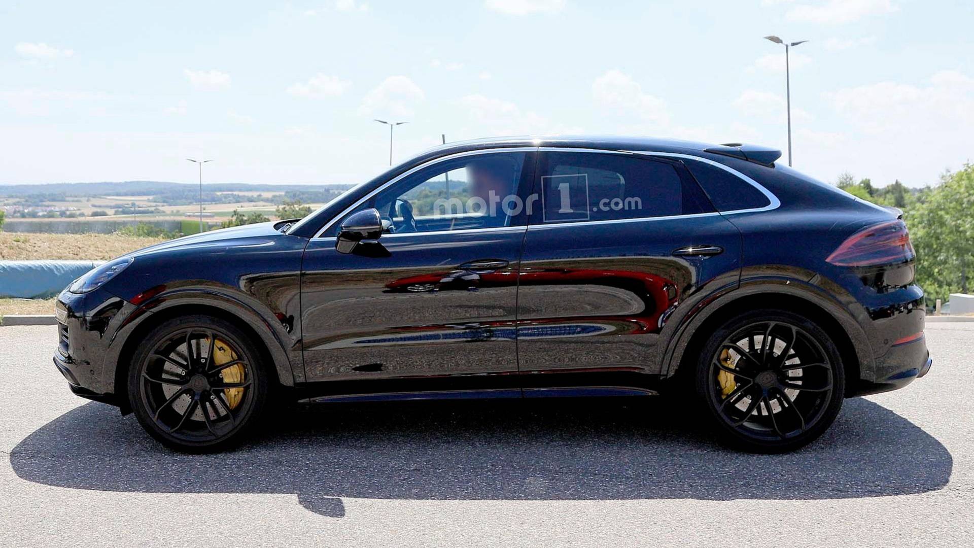 2020-porsche-cayenne-coupe-spy-photo 3