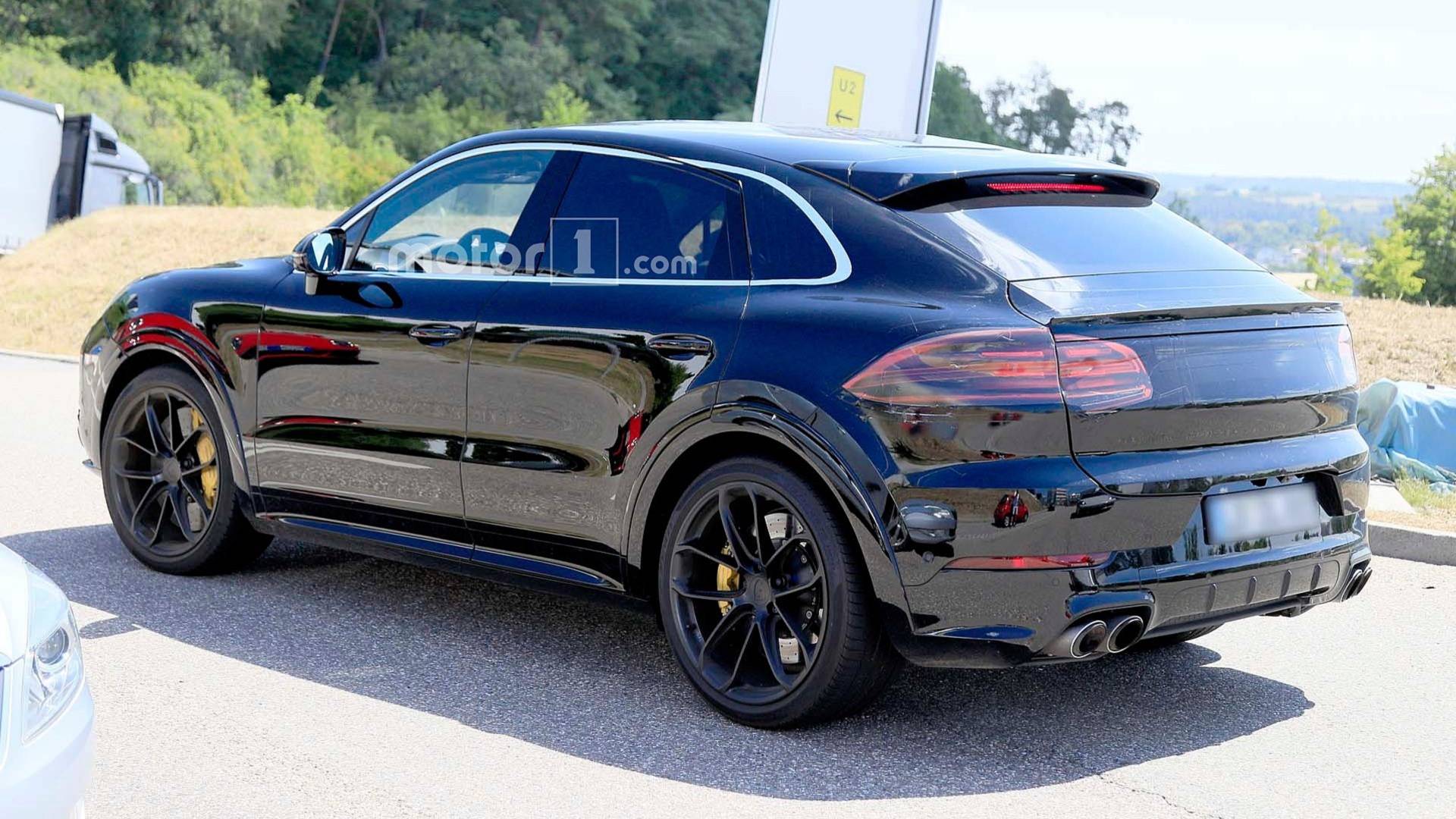 2020-porsche-cayenne-coupe-spy-photo 4