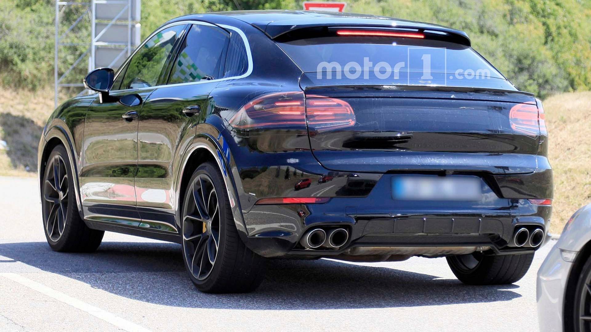 2020-porsche-cayenne-coupe-spy-photo 5