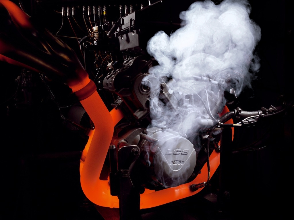Why Pouring cold water onto a motorcycle's hot engine will ruin it. Here's  why! - PakWheels Blog