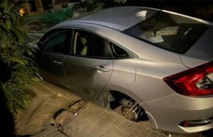 Car tyre theft in Lahore