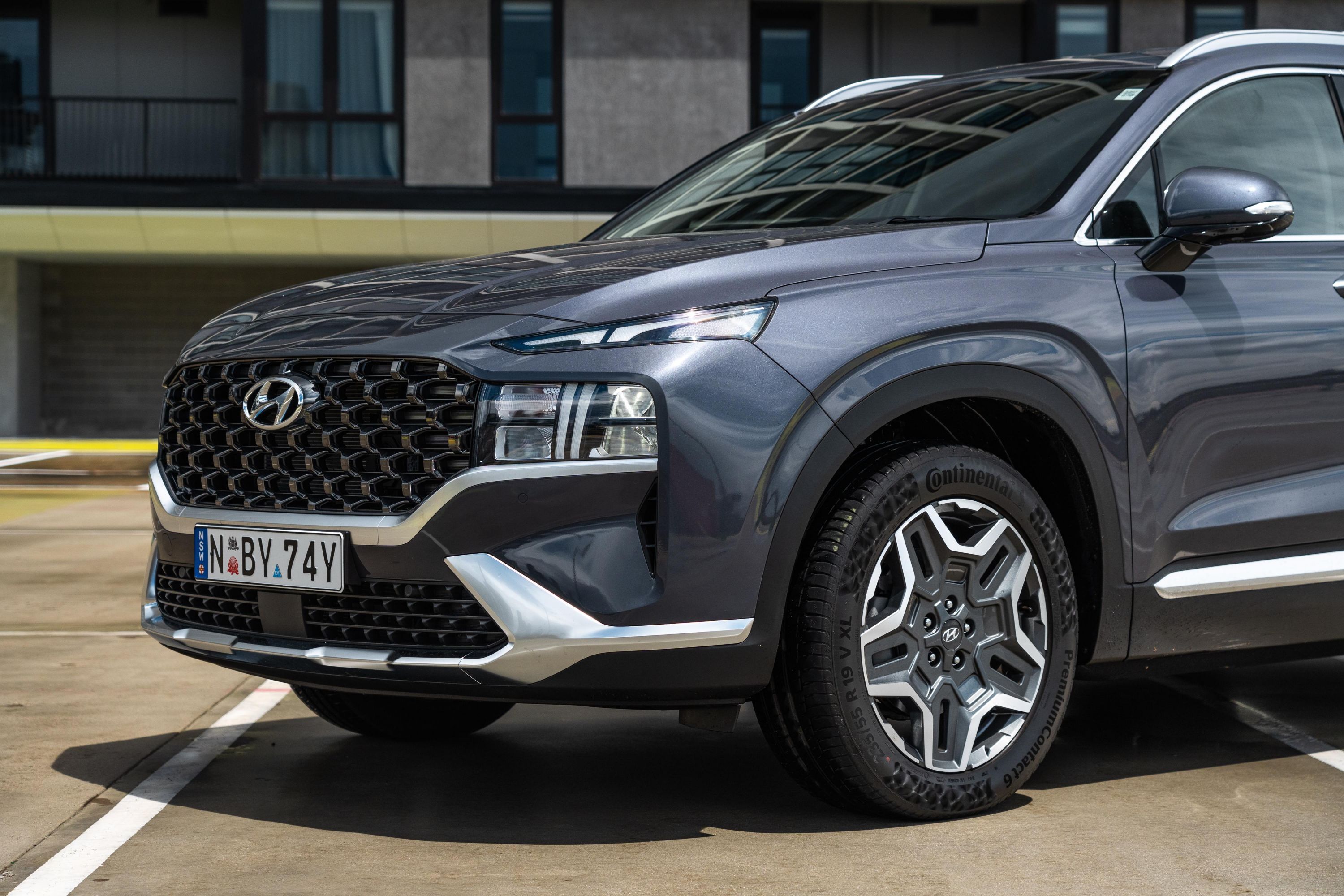 2023-hyundai-santa-fe-elite-hybrid-review-15 - PakWheels Blog