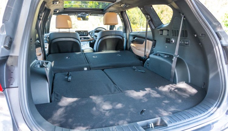 2023-Hyundai-Santa-Fe-Highlander-Hybrid-HEV-221118_Hyundai-Santa-Fe-Hybrid_Pickup-9