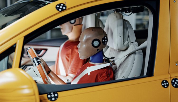 „Real-life“-Crashtest: Mercedes-Benz Elektrofahrzeuge sind so sicher wie alle Modelle mit dem SternReal-life crash test: Mercedes-Benz electric vehicles are every bit as safe as all other models from the brand with the star