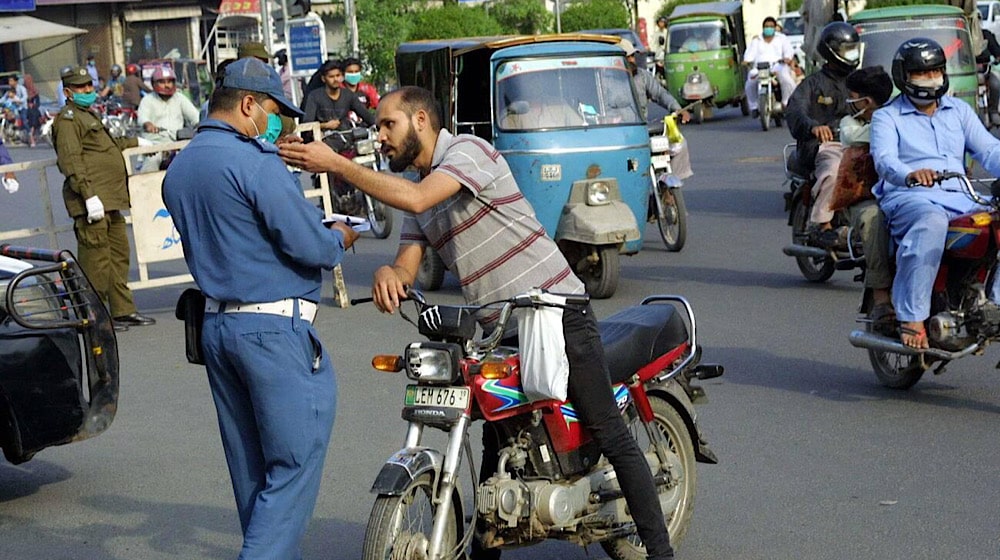 Lahore-Traffic-Police- PakWheels Blog